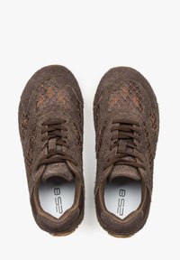 Brązowe sneakersy wykonane z zamszu, z siateczkowymi detalami, okrągłym czubkiem i tonującymi sznurówkami. Posiadają wkładkę z logo oraz teksturowaną gumową podeszwę.