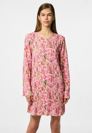 Rosa blommig klänning med långa ärmar och rund halsringning. Har vertikala veck och ett abstrakt mönster i gröna, rosa och vita nyanser.