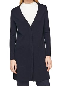 Marinblå, lång cardigan i texturerad stickad tyg med djup V-ringning, långa ärmar och två framfickor. Ren design utan synliga stängningar.