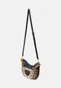 Borsa a spalla in pelle nera con stampa leopardata, dettagli in catena dorata e una patch con logo nero sul davanti. Forma curva e tracolla regolabile.