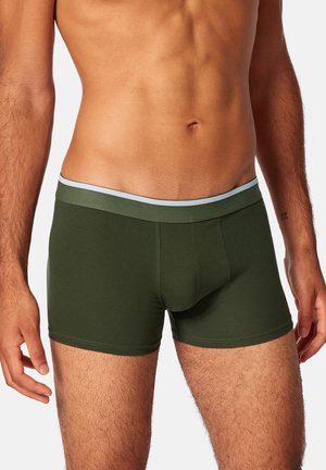 Grüne Boxershorts aus weicher Baumwolle, mit einem hellblauen elastischen Bund und einem figurbetonten Schnitt mit glatter Oberfläche.