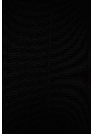 Černá texturovaná tkanina se tkaným vzorem. Povrch je hladký s jemnými odchylkami v tloušťce, což vytváří subtilní hloubku.