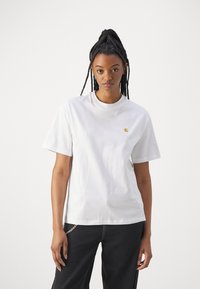 Witte katoenen T-shirt met een ronde hals en korte mouwen, voorzien van een klein geel logo op de linkerborst.