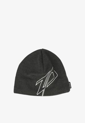 Harmaa neulepipo pehmeällä tekstuurilla, jossa on valkoinen logomerkintä edessä. Pyöreä muoto, jossa on hieman kohoaminen päällä.