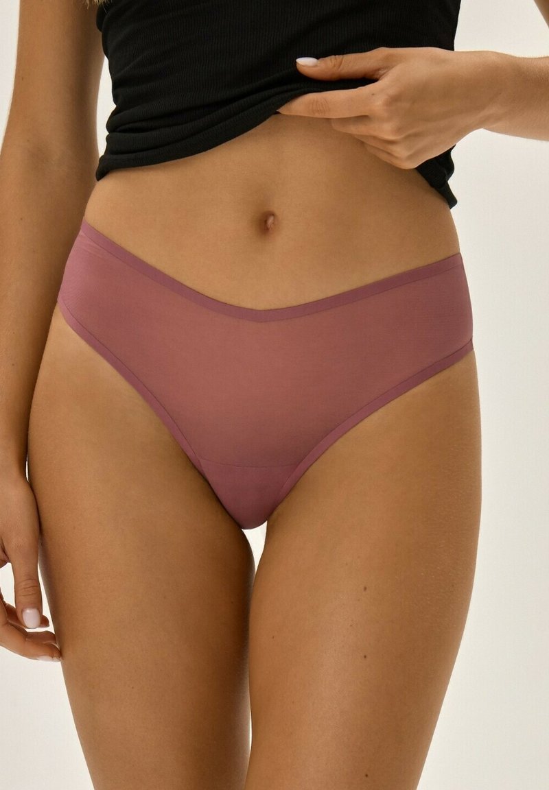 Rosa nahtloser Slip mit glatter Textur und niedrigem Bund. Verfügt über eine matte Oberfläche und ein einfaches Design ohne zusätzliche Muster oder Akzente.