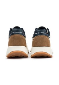 Brązowe i kremowe sneakersy z teksturowanym zamszowym tyłem i granatowymi akcentami. Posiadają białe podeszwy oraz branding "PAKO LORENTE" na piętach.
