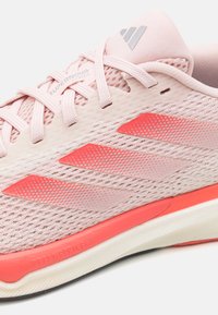 adidas Performance SUPERNOVA STRIDE - Hardloopschoenen voor op de weg - sandy pink/preloved scarlet/alumina