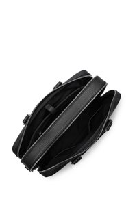 Sac en cuir noir avec une finition texturée. Dispose d'une fermeture à double zip et d'un intérieur spacieux avec doublure en tissu et poches de rangement.