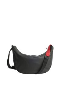 Borsa a spalla in ecopelle nera con una forma curvata, caratterizzata da un accento in tessuto rosso sulla tracolla e una finitura testurizzata. Inclusa tracolla regolabile.