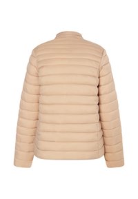 Jachetă pufoasă bej cu model matlasat orizontal, guler în picioare și mâneci lungi. Textură netedă și design casual, fără hardware vizibil.