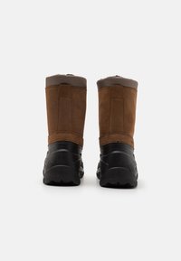 Botas de ante marrón hasta el tobillo con suela de goma negra, que cuentan con un suave cuello gris y detalles de costura sutiles en los lados.