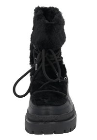 Botas negras hasta el tobillo con parte superior de piel sintética, suela de goma y cordones redondos. Presenta un collar padded y detalles texturizados en la suela.