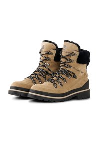 Světle hnědé kožené turistické boty s černým kožíškem kolem kotníku, kovovými detaily a černými tkaničkami. Silná gumová podrážka pro stabilitu a trakci.