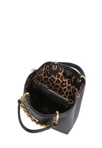 Borsa a secchiello nera in pelle con interno a stampa leopardata, dettagli in metallo dorato e manico a catena chunky. Include una tasca con zip.