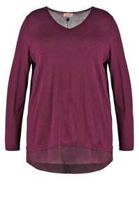 Burgunderfarbener Langarmshirt mit V-Ausschnitt, weichem Material und gerundetem Saum mit einer transparenten Schicht am unteren Rand. Etikett innen am Halsausschnitt.