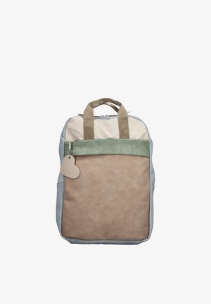 Rechteckiger Rucksack mit beigen, hellgrünen und braunen Farbfeldern, zwei Griffen, vorderer Reißverschlusstasche und herzförmigem Reißverschlussanhänger.