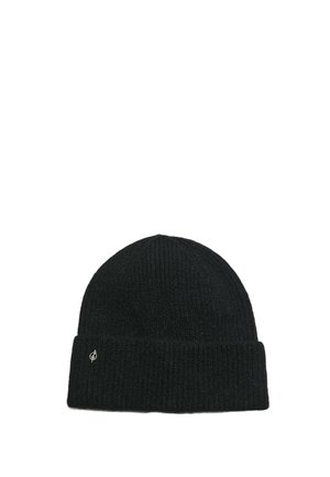 Bonnet noir en maille côtelée avec revers plié et petit logo métallique rond sur le revers, sur fond blanc.