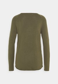 Olivgrünes Langarmshirt mit rundem Ausschnitt, weicher Textur und dezent geschwungenem Saum; minimalistisches Design mit Raglanärmeln.