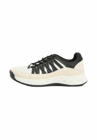 Adidași cu un exterior din suede alb și piele neagră, având accente cu dungi negre, o talpă căptușită și o talpă exterioară din cauciuc texturat negru.