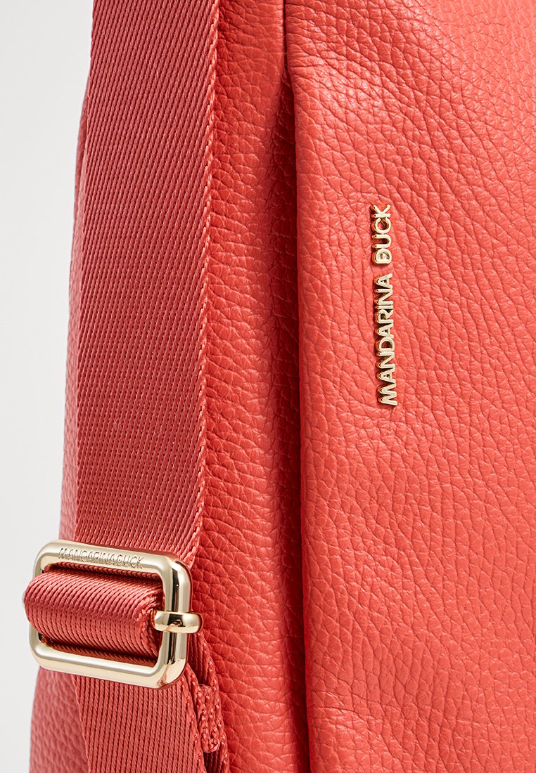 Borsa in pelle rossa con texture, caratterizzata da dettagli in metallo dorato e logo embossato. La tracolla presenta un motivo intrecciato per un tocco di dettaglio in più.