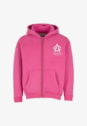 Roze zip-up hoodie met een trekkoordkap, twee voorzakken, geribbelde manchetten en een wit logo op de linkerkant van de borst. Katoenen materiaal, zachte textuur.