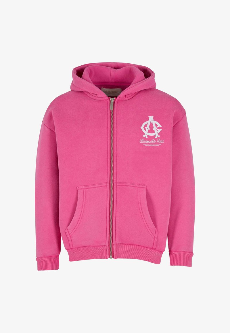 Roze zip-up hoodie met een trekkoordkap, twee voorzakken, geribbelde manchetten en een wit logo op de linkerkant van de borst. Katoenen materiaal, zachte textuur.