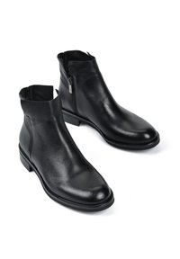 Czarne skórzane botki za kostkę o eleganckim designie, z bocznym zamkiem błyskawicznym, okrągłym noskiem i minimalistyczną płaską podeszwą. Gładka tekstura bez widocznych wzorów.