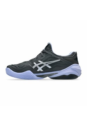 Chaussure de sport noire et grise avec une tige en mesh, des lacets et un logo blanc sur le côté, avec une semelle épaisse dotée d'une bande de roulement texturée pour une bonne adhérence.