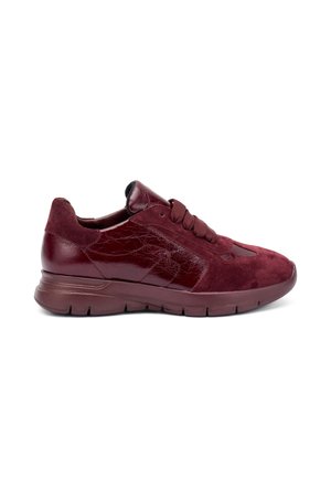 Scarpe da ginnastica bordeaux con una combinazione di pelle liscia e testa di moro, colletto imbottito e suola imbottita con battistrada in gomma.