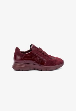 Zapatillas deportivas burdeos que cuentan con una combinación de cuero liso y texturizado, un collar acolchado y una suela acolchada con tacos de goma.