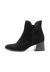 Zwarte suede enkellaars met een spitse neus, lage zijkanten en een robuuste blokhak met een zilveren accent aan de onderkant.