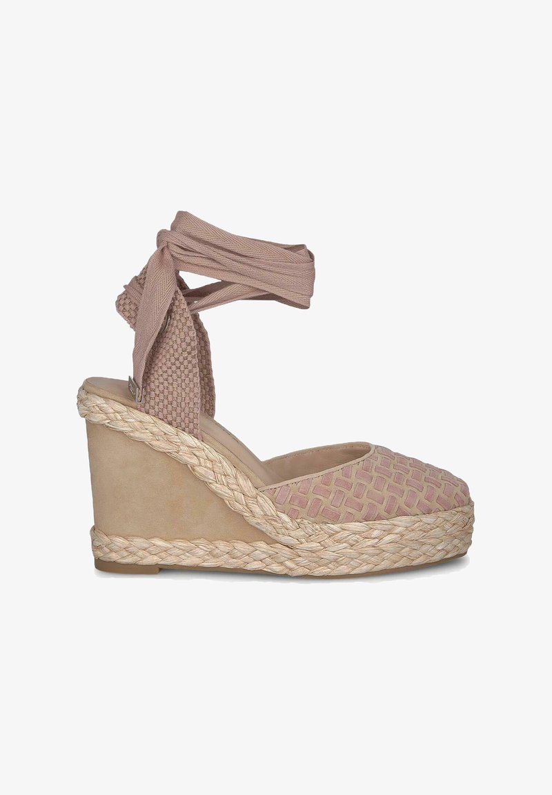 Sandalo espadrille a zeppa in tessuto intrecciato rosa chiaro con dettagli in juta intrecciata. Cinturino alla caviglia e parte superiore testurizzata per un interesse visivo.