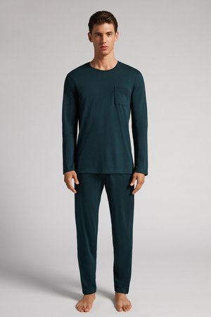 Dunkelgrünes Langarm-Pyjama-Set aus weichem Stoff, mit Rundhalsausschnitt, einer Brusttasche auf dem Shirt und geraden Hosenbeinen.