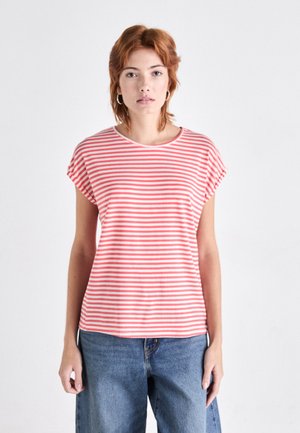 Stripet t-skjorte med horisontale korall- og hvite striper, rund hals og korte ermer, sammen med avslappede blå denim-bukser.
