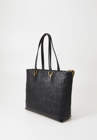 Borsa a spalla in pelle nera con design del logo in rilievo, hardware in tonalità dorata e due manici. Presenta una forma strutturata e una texture liscia.