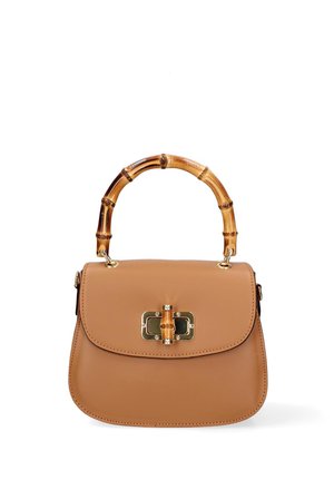 Borsa in pelle color cuoio con bordi arrotondati, manico corto in stile bambù e chiusura dorata con dettaglio in bambù sulla patta frontale.