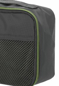Borsa da viaggio nera con tasca in rete e dettagli in verde sulla cerniera. Materiale testurizzato, design rettangolare, adatta per la conservazione e l'organizzazione.
