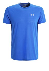 Camiseta atlética de manga corta en color azul, hecha de tejido que absorbe la humedad, con una sutil textura acanalada y un logo blanco en el pecho.