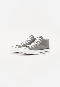 Sneakers alte in tela grigia con lacci bianchi, suole in gomma a righe bianche e nere, e punta tonda. Marchio visibile sulla linguetta.