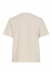 Jasnobeżowa koszulka z okrągłym dekoltem i krótkimi rękawami. Miękki materiał, luźny fason, brak widocznych grafik lub ozdób na plecach.