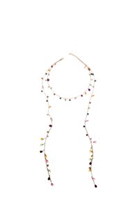 Zlatni necklace s više šarenih perlica. Ima nježnu lanac i različite duljine, stvarajući efekt kaskadnog pada.