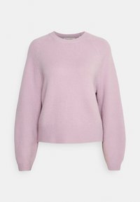 Pull en tricot lilas avec un col rond, des manches longues raglan, des poignets et un ourlet côtelés. Présente une finition douce et texturée.