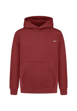 Rød bomulds hættetrøje med en frontlomme, ribbede manchetter og et lille mærke på brystet. Blød tekstur, afslappet design.