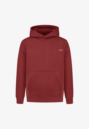 Rode katoenen hoodie met een voorzak, geribbelde boorden en een klein merklabel op de borst. Zachte textuur, casual design.
