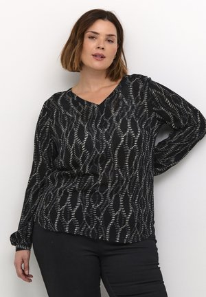 Bluza s uzorkom u crnoj i srebrnoj boji, s V izrezom, dugim rukavima i naborima na манжетама, koja se odlikuje slobodnim krojem i teksturiranom tkaninom.