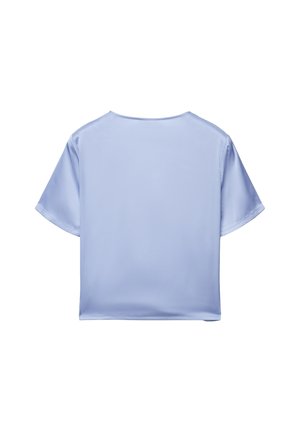 Blusa a maniche corte blu chiaro in tessuto di raso liscio. Presenta una scollatura tonda e una silhouette corta e squadrata. Design minimalista.