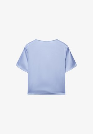 Blusa a maniche corte blu chiaro in tessuto di raso liscio. Presenta una scollatura tonda e una silhouette corta e squadrata. Design minimalista.