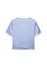 Blusa a maniche corte blu chiaro in tessuto di raso liscio. Presenta una scollatura tonda e una silhouette corta e squadrata. Design minimalista.