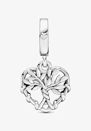 Colgante en forma de corazón de plata con un diseño de árbol que presenta ramas y hojas intrincadas, exhibiendo una textura pulida y un detallado trabajo artesanal.