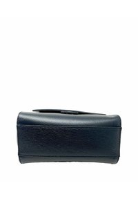 Borsa in pelle nera con una superficie texturizzata, forma strutturata e bordi arrotondati. Presenta una parte superiore piatta e dettagli di cucitura lungo le cuciture.